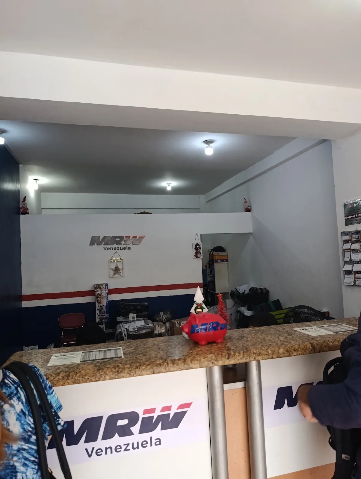 MRW (Centro Porlamar Calle Velásquez)